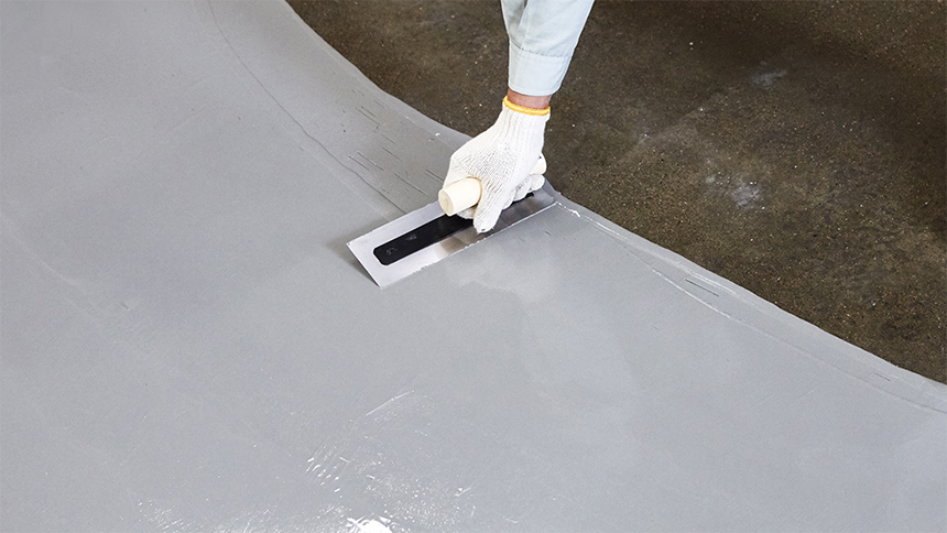 合成樹脂系塗り床材の施工に最適な専用下地補修材「ベーフィックスラップ」