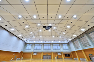 「軽量天井」の例。高松市西部運動センター