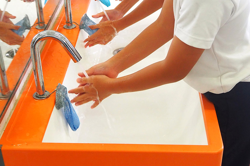 「フラップES」で、快適に楽しく使える手洗い空間を演出 -こども用手洗いカウンター小学校導入事例-