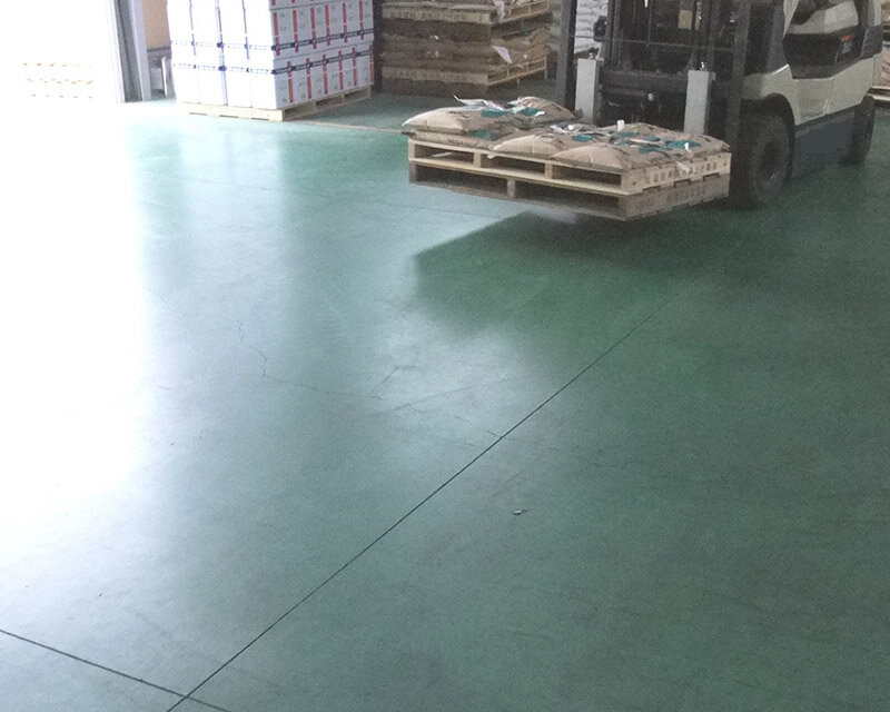 ロングライフな無機系硬質床材と充実のメンテナンス材で床づくりのお手伝い