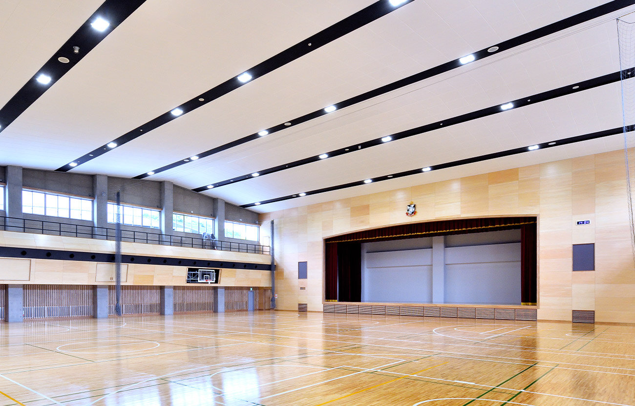 避難所となる学校体育館に最適な天井材＆床材
