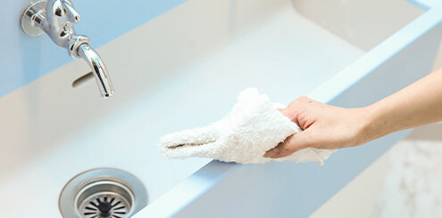 笑顔あふれる、カラフルな手洗い場 こどもが洗いやすいデザインは、先生にもうれしい