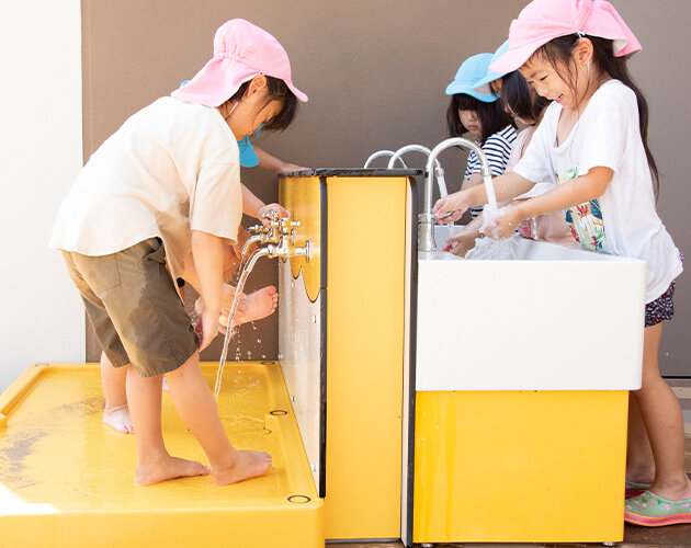 外遊びも思いっきり楽しもう！ 明るくかわいい洗い場で、遊んだあとの手足を楽しくキレイに