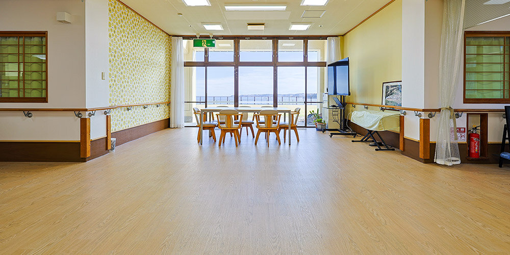 補助金活用で大規模修繕 LED・床材で施設内明るく