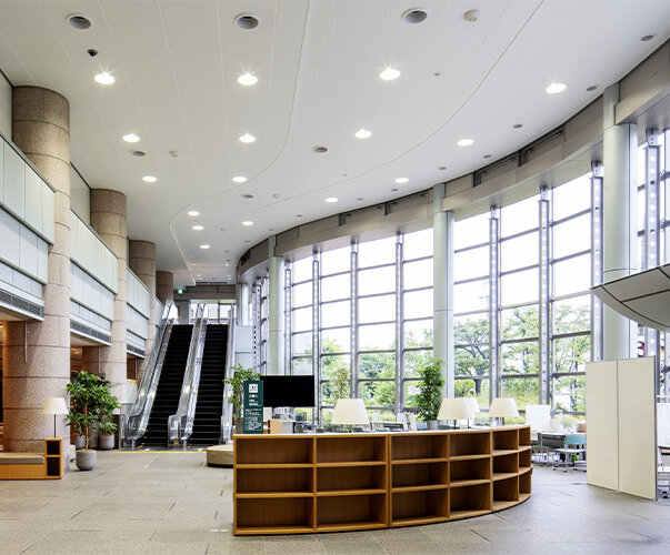 軽量で施工性に優れた「かるてん®abcスクリュ」 曲面が魅力の区民ホールの特定天井を改修